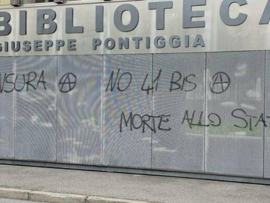 scritte anarchiche sui muri della biblioteca di erba denunciate da deputato zoffili