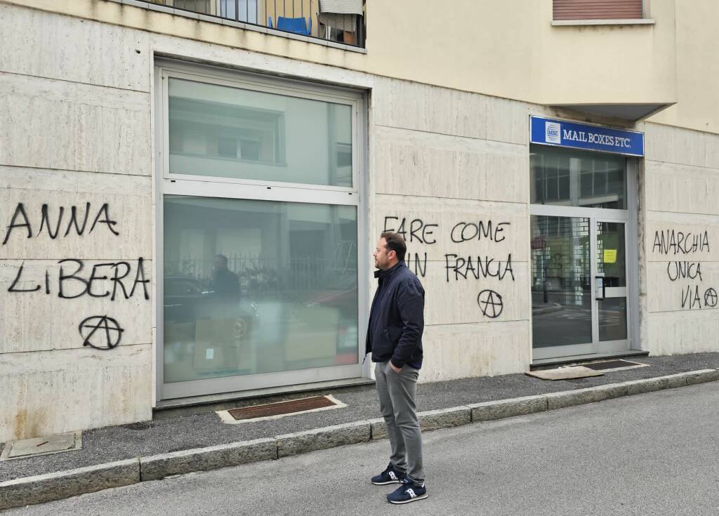 scritte anarchiche sui muri della biblioteca di erba denunciate da deputato zoffili