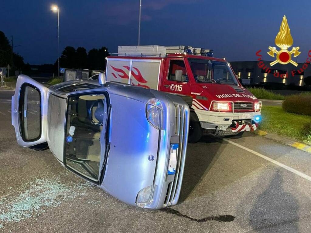 auto ribaltate a cirimido e veniano intervento vigili del fuoco