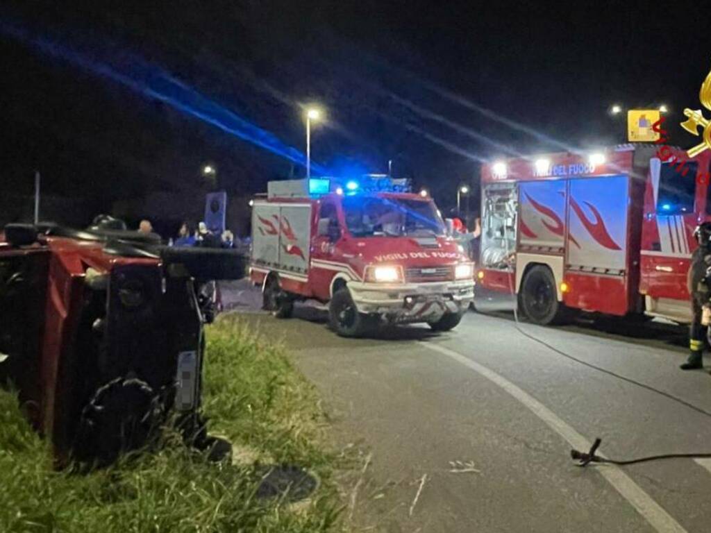 auto ribaltate a cirimido e veniano intervento vigili del fuoco