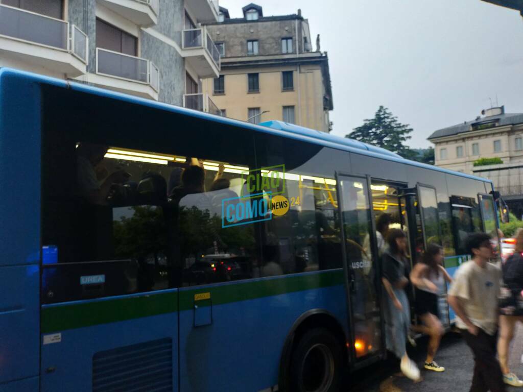 bus strapieni di turisti linea per bellagio mezzo in stazione bus turisti pullman per bellagio