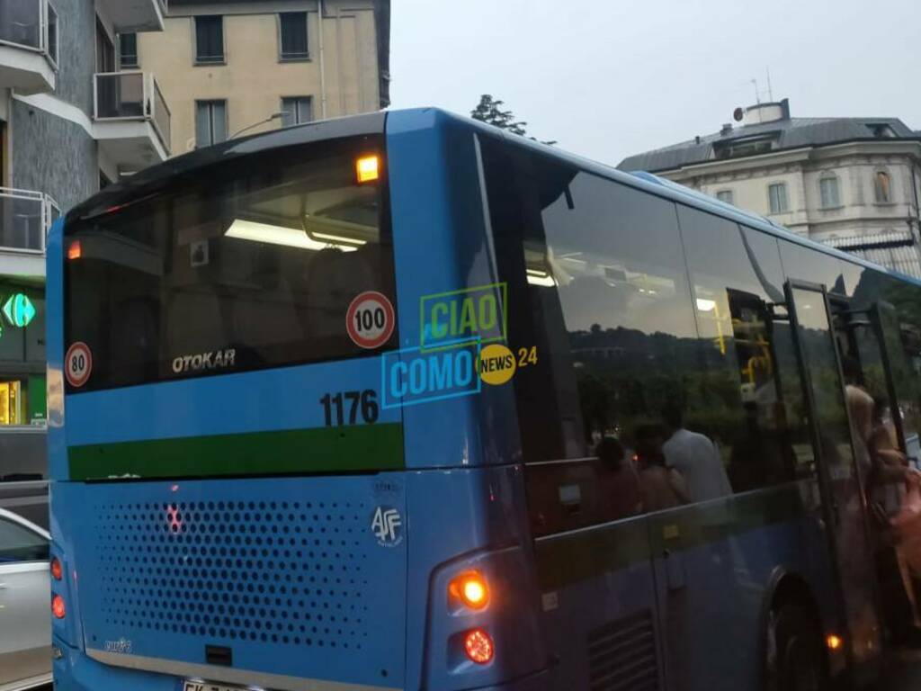 bus strapieni di turisti linea per bellagio mezzo in stazione bus turisti pullman per bellagio