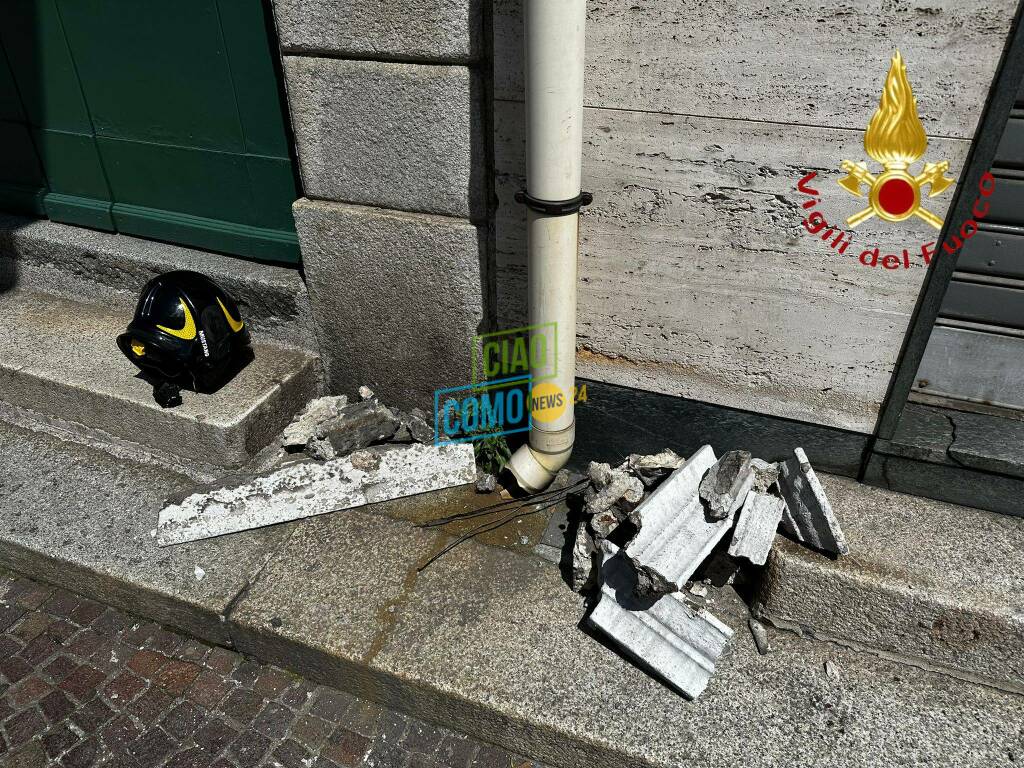 caduta calcinacci in via milano a como intervento vigili del fuoco per messa in sicurezza