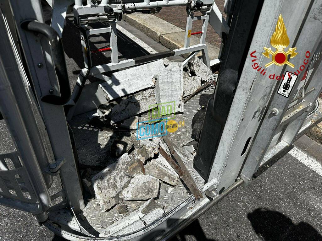 caduta calcinacci in via milano a como intervento vigili del fuoco per messa in sicurezza