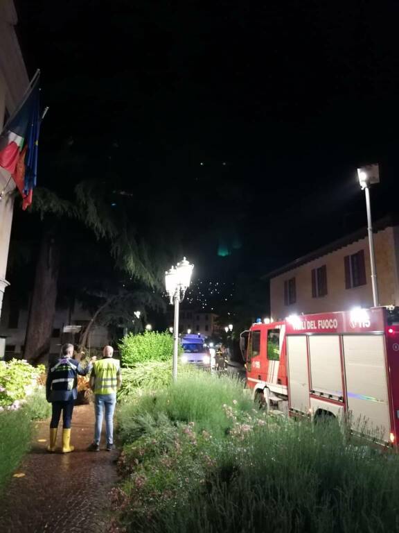 cernobbio caduta rami albero davanti comune in strada