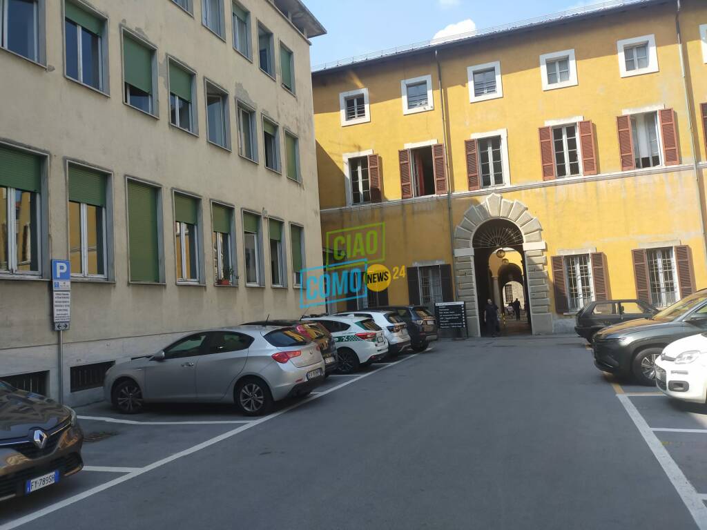 cortile comune di como ingresso e zona uffici