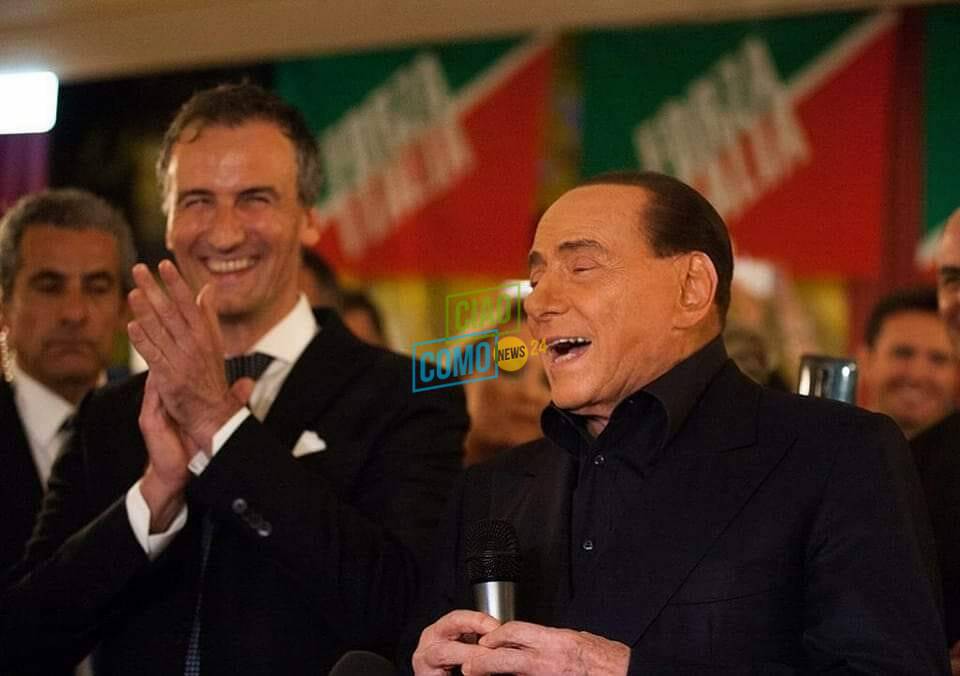 fermi e berlusconi assieme durante comizio politico