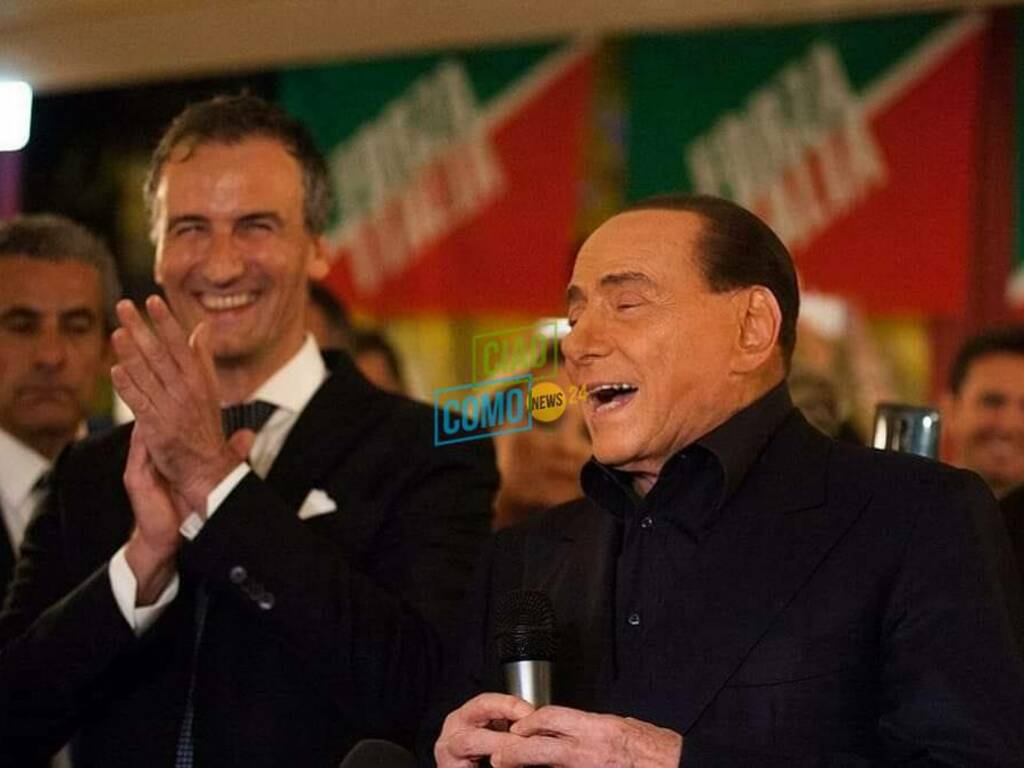 fermi e berlusconi assieme durante comizio politico