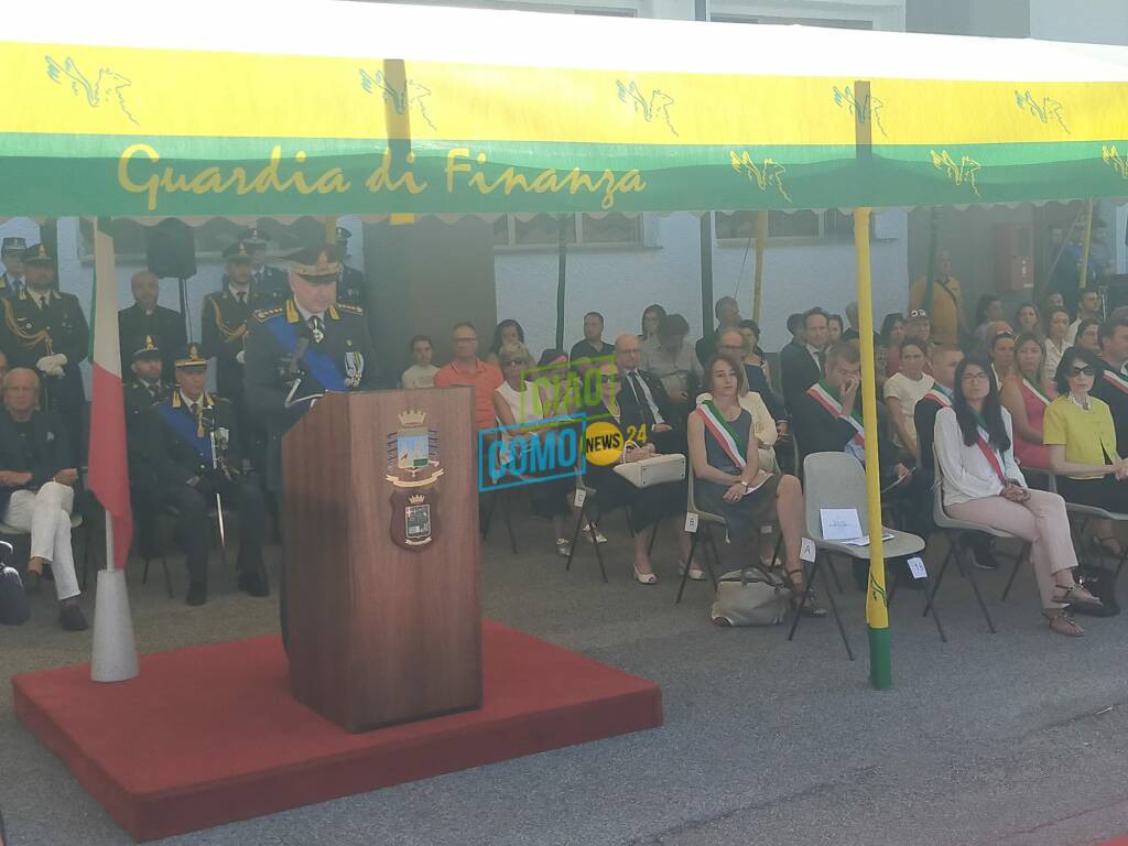 festa guardia di finanza como cerimonia fondazione autorità presenti e finanzieri schierati