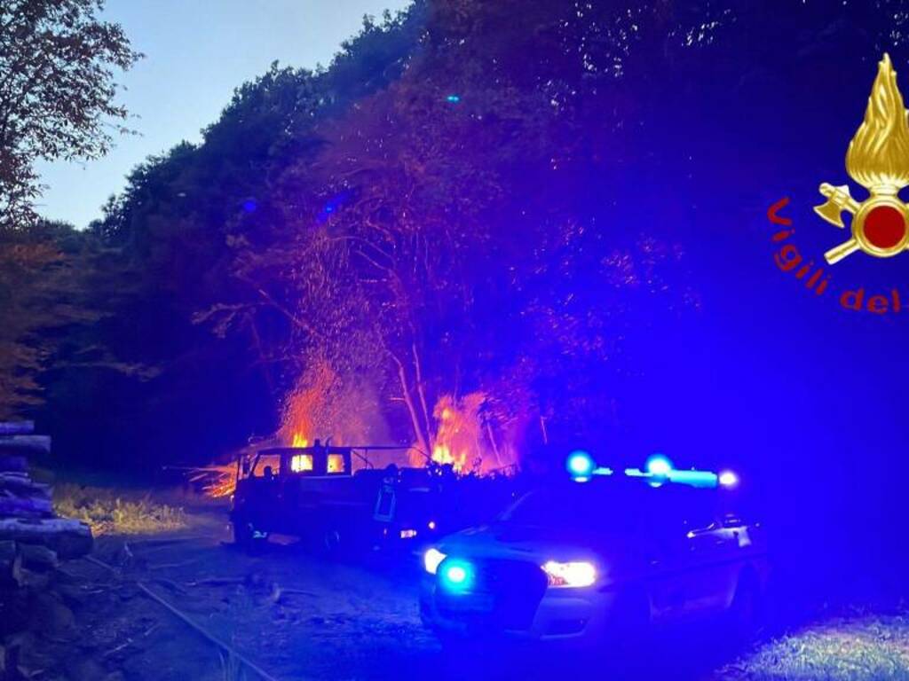 incendio bosco verzago capanno in fiamme vigili del fuoco