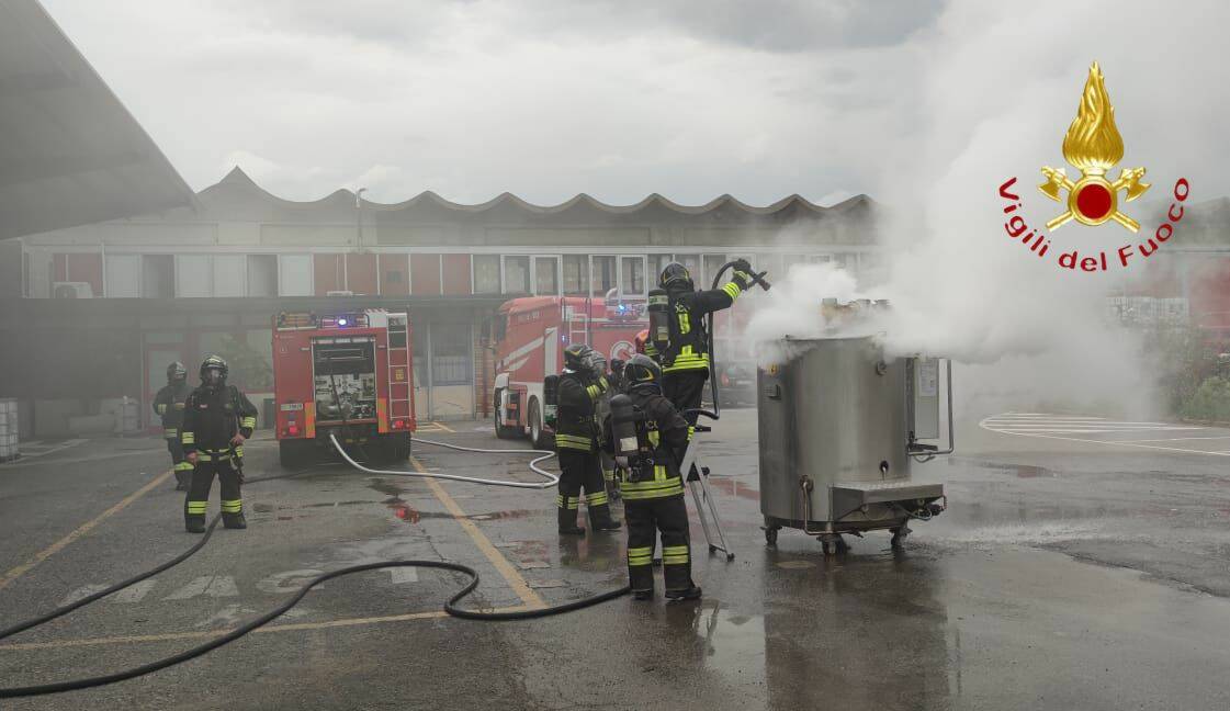 incendio ditta cosmetici cantù e centro rifiuti di erba intervento vigili del fuoco