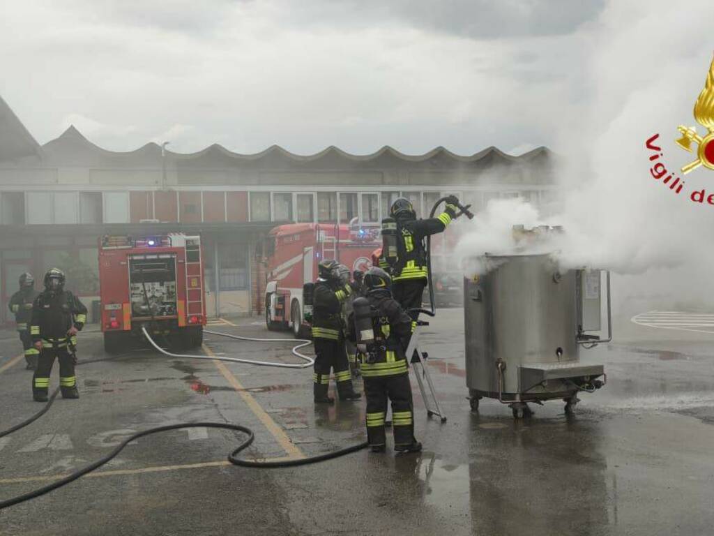 incendio ditta cosmetici cantù e centro rifiuti di erba intervento vigili del fuoco