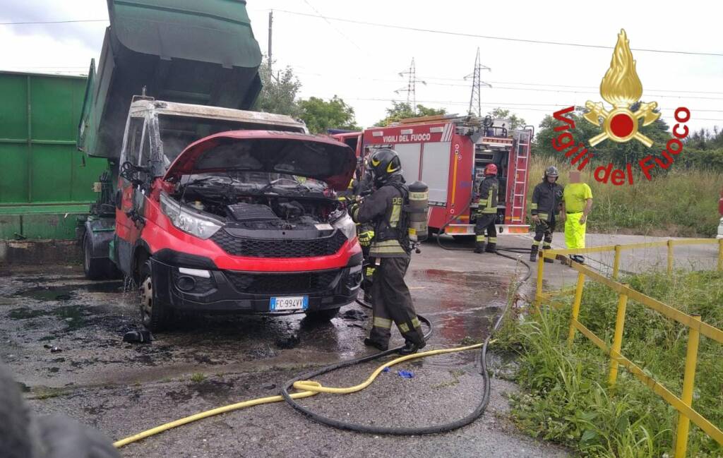 incendio ditta cosmetici cantù e centro rifiuti di erba intervento vigili del fuoco