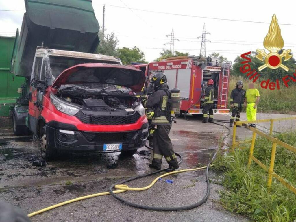 incendio ditta cosmetici cantù e centro rifiuti di erba intervento vigili del fuoco