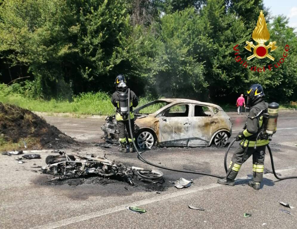 incidente inverigo scontro auto moto incendio due mezzi danneggiati vigili del fuoco