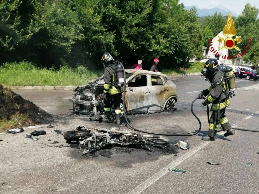 incidente inverigo scontro auto moto incendio due mezzi danneggiati vigili del fuoco