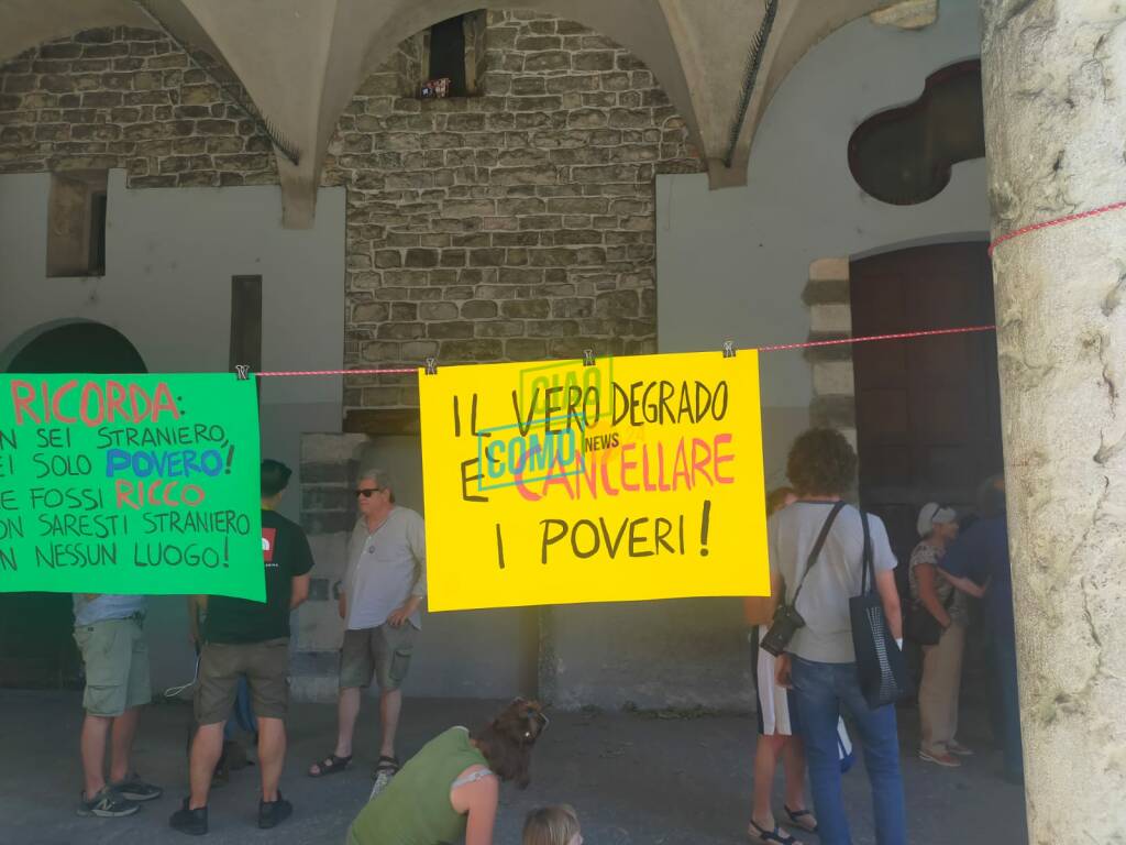 manifestazione como senza frontiere e altri partiti sinistra a san francesco contro cancelli sindaco