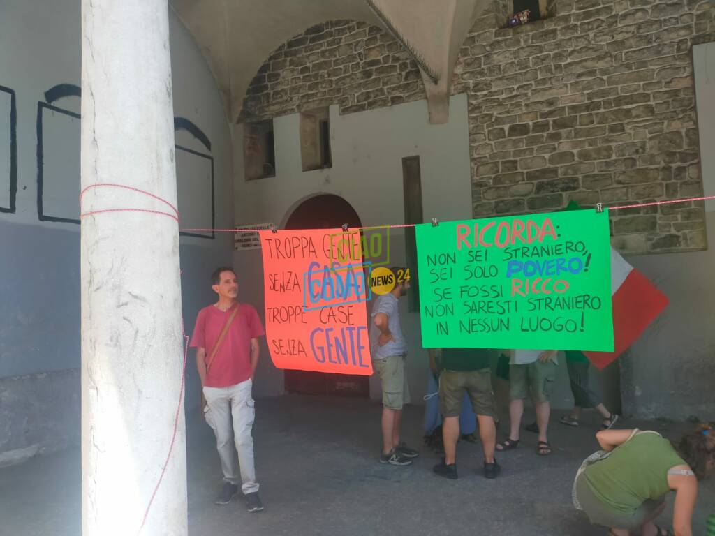 manifestazione como senza frontiere e altri partiti sinistra a san francesco contro cancelli sindaco