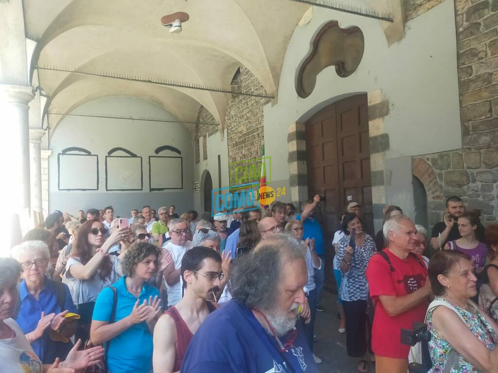 manifestazione como senza frontiere e altri partiti sinistra a san francesco contro cancelli sindaco