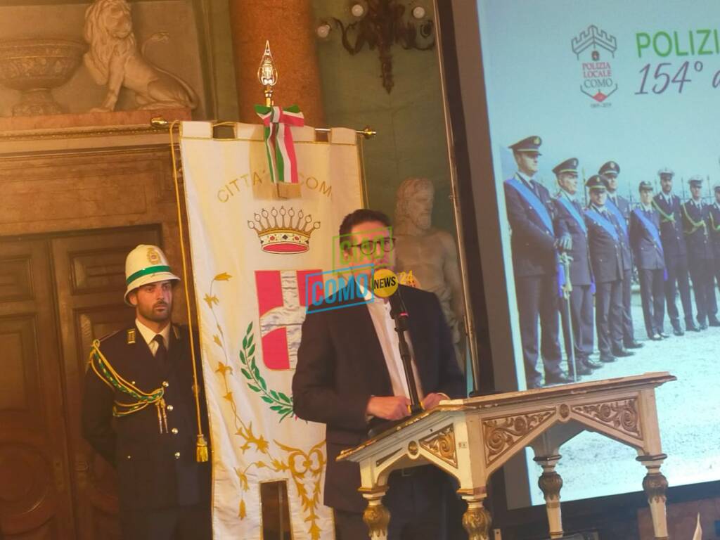 polizia locale di como festa corpo a villa olmo immagini cerimonia autorità presenti sindaco e aiello