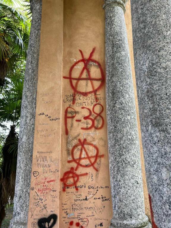 scritte anarchiche e minacce di morte con p38 erba tempietto del parco majnoni