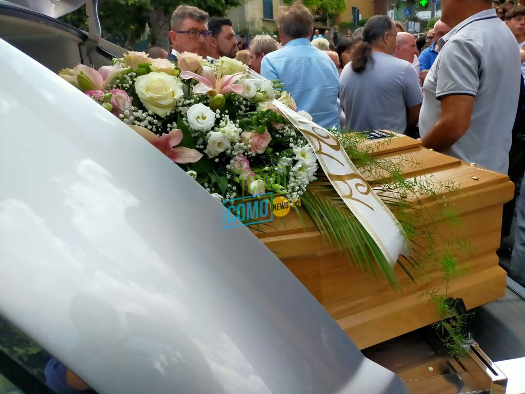 A Tavernola il funerale di Chiara Rossetti morta al campo scout di Brescia: tanto dolore