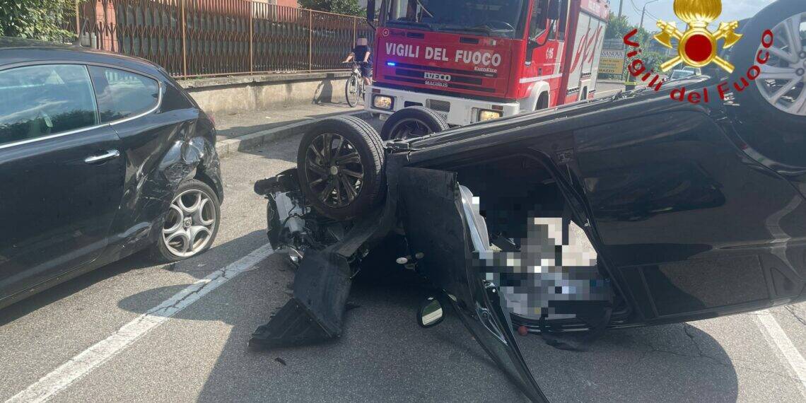 incidente cadorago questo pomeriggio auto si ribalta in via diaz