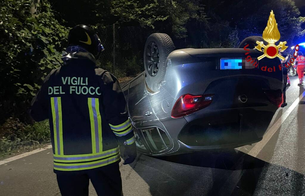 incidente notte a cadorago via kennedy auto ribaltata