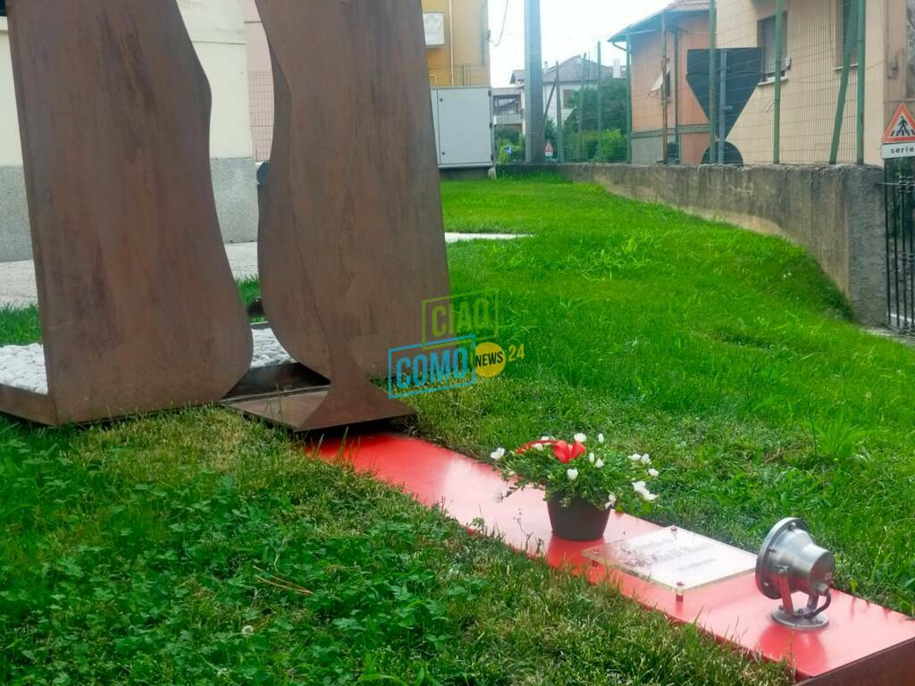 panchina rossa e monumento a cadorago per ricordare la giovane uccisa un anno fa in casa dal compagno