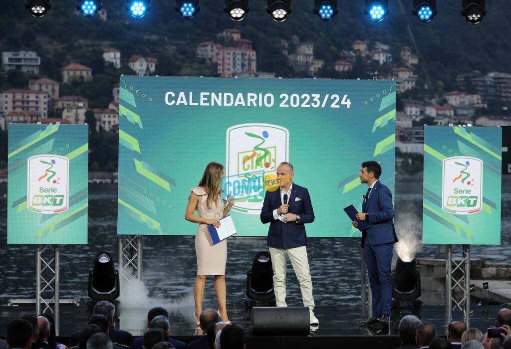 presentazione calendario serie b di calcio a villa olmo con presidente lega sul palco