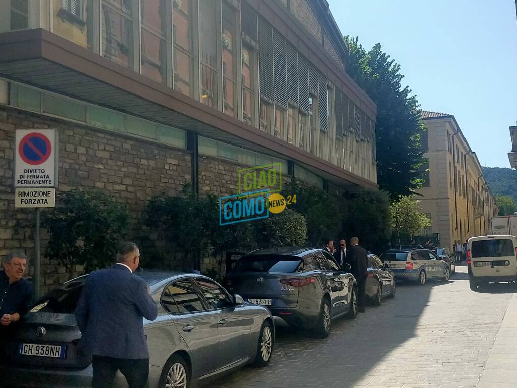 presidio forze ordine per arrivo ministro prefettura como auto scorta e forze ordine