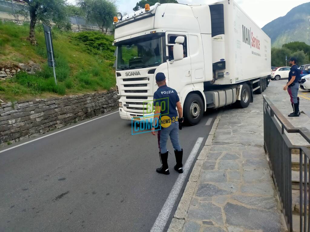 primo giorno controlli in tremezzina ordinanza anti caos per i mezzi pesanti