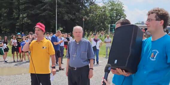 vescovo di como cantoni saluta i giovani in partenza per meeting lisbona