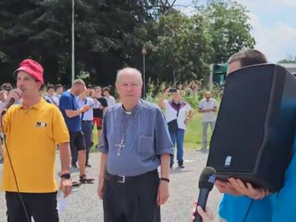 vescovo di como cantoni saluta i giovani in partenza per meeting lisbona