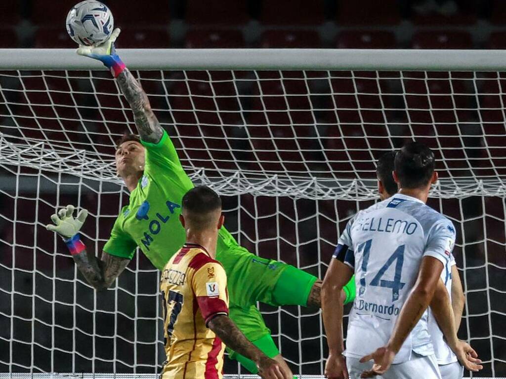 adrian semper portiere del como in azione a lecce coppa italia