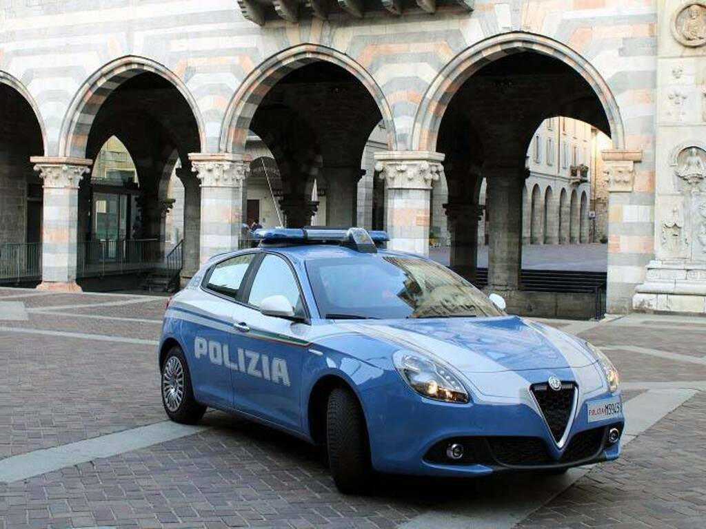 auto polizia piazza duomo como generica