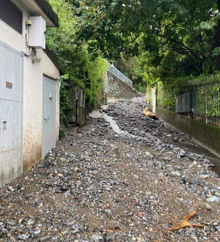 blevio frazione girola con il fango e detriti per alluvione della mattina