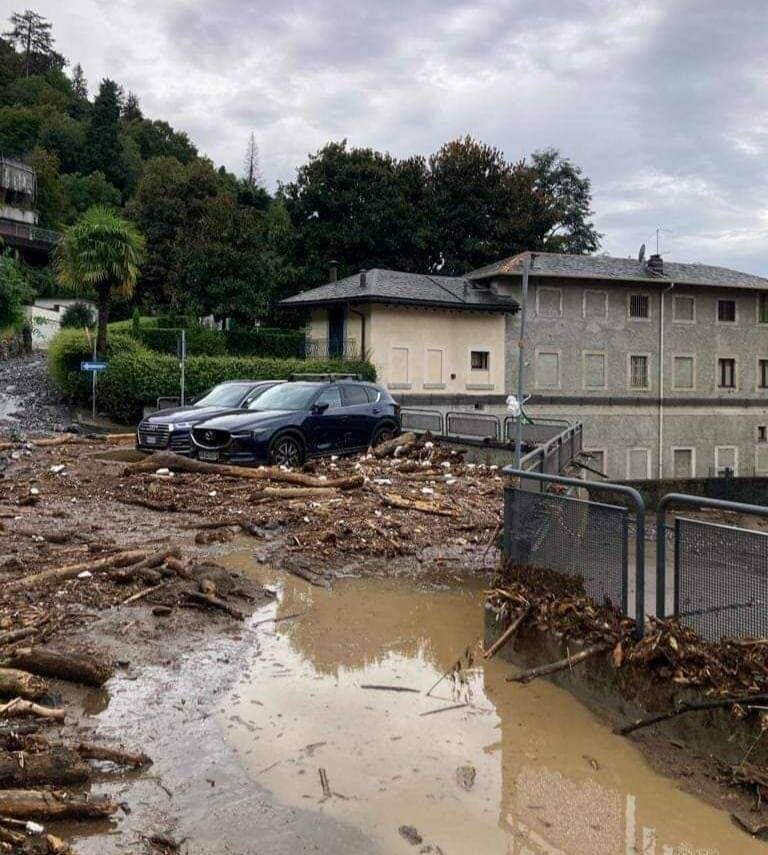 blevio frazione girola con il fango e detriti per alluvione della mattina