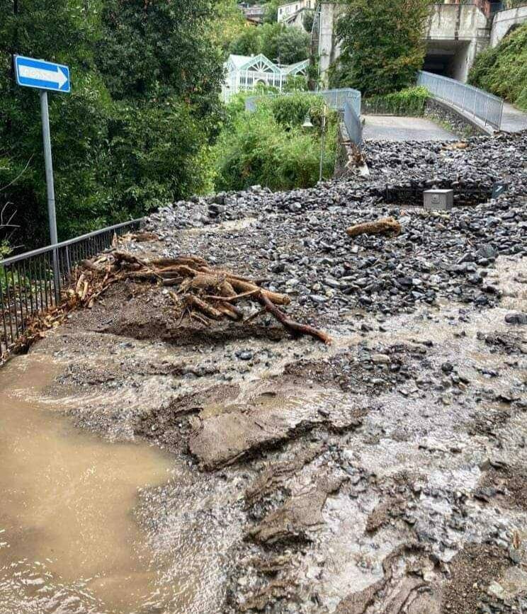 blevio frazione girola con il fango e detriti per alluvione della mattina