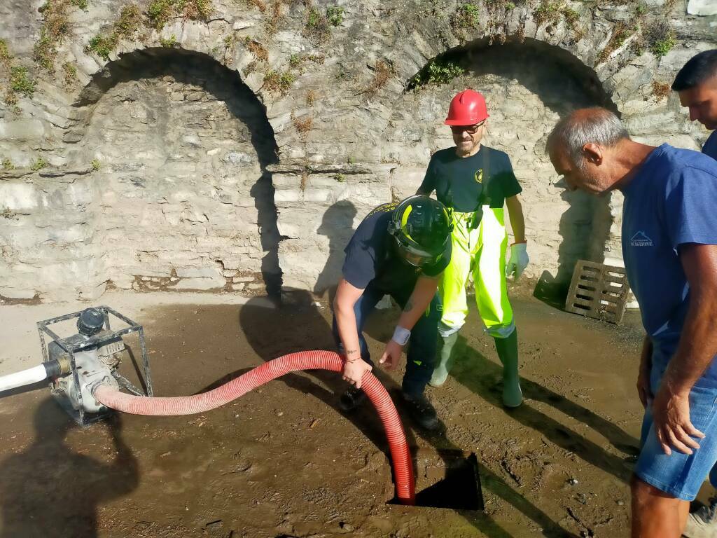 Blevio, la Protezione civile ripulisce fango e detriti dopo 24 ore dalla nuova alluvione: il reportage