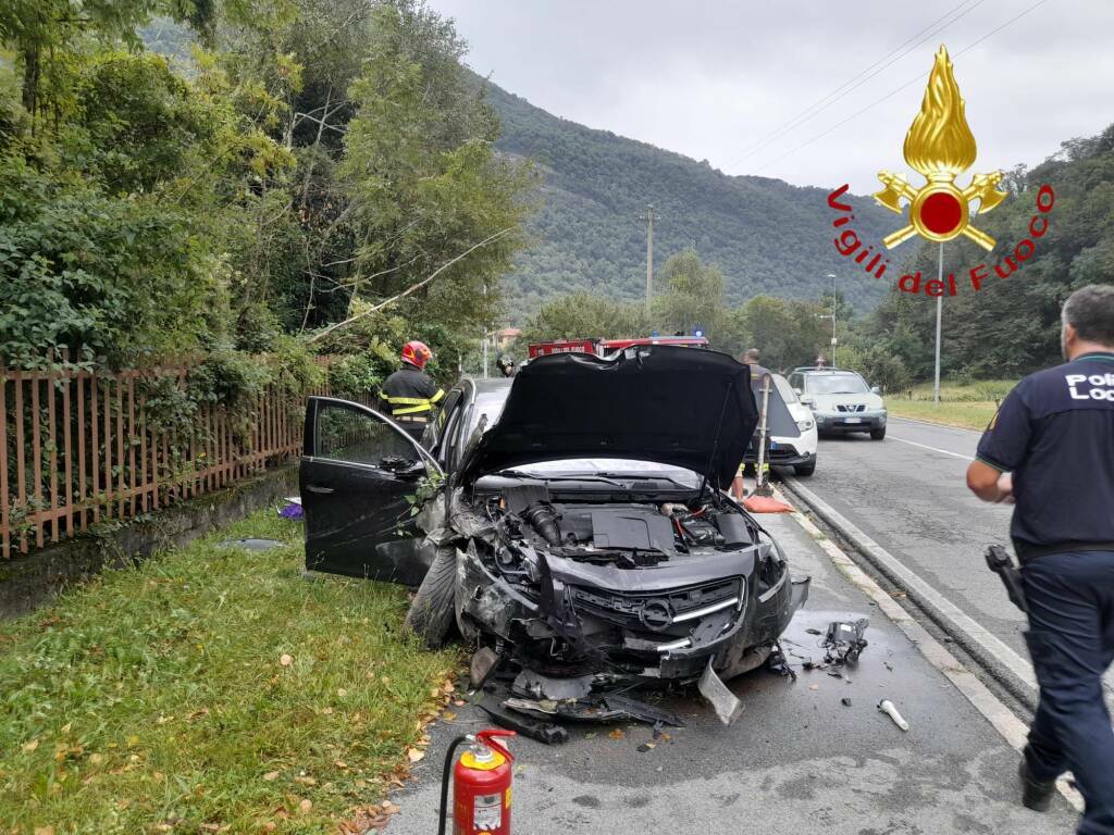 canzo incidente stradale auto fuori strada e schianto contro il muro vigili del fuoco via volta