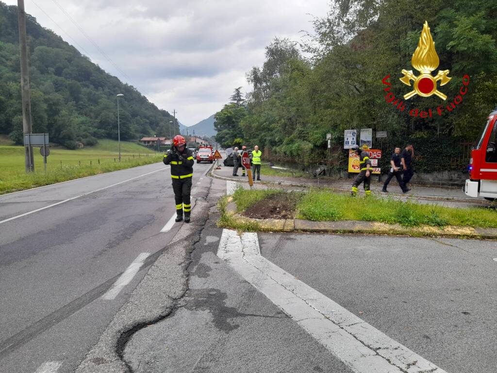 canzo incidente stradale auto fuori strada e schianto contro il muro vigili del fuoco via volta