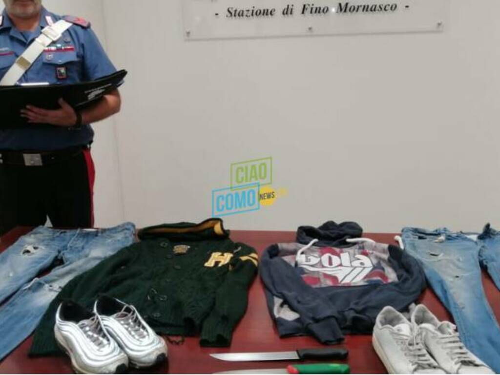 carabinieri di fino con coltelli e abbigliamento del rapinatore