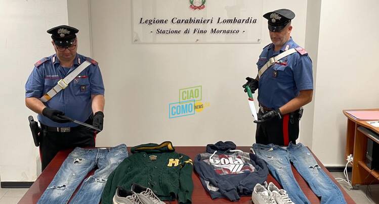 carabinieri di fino con coltelli e abbigliamento del rapinatore