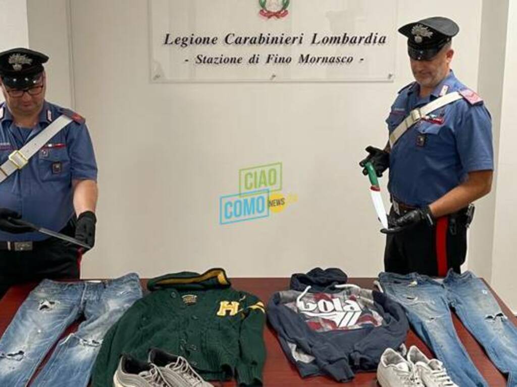 carabinieri di fino con coltelli e abbigliamento del rapinatore