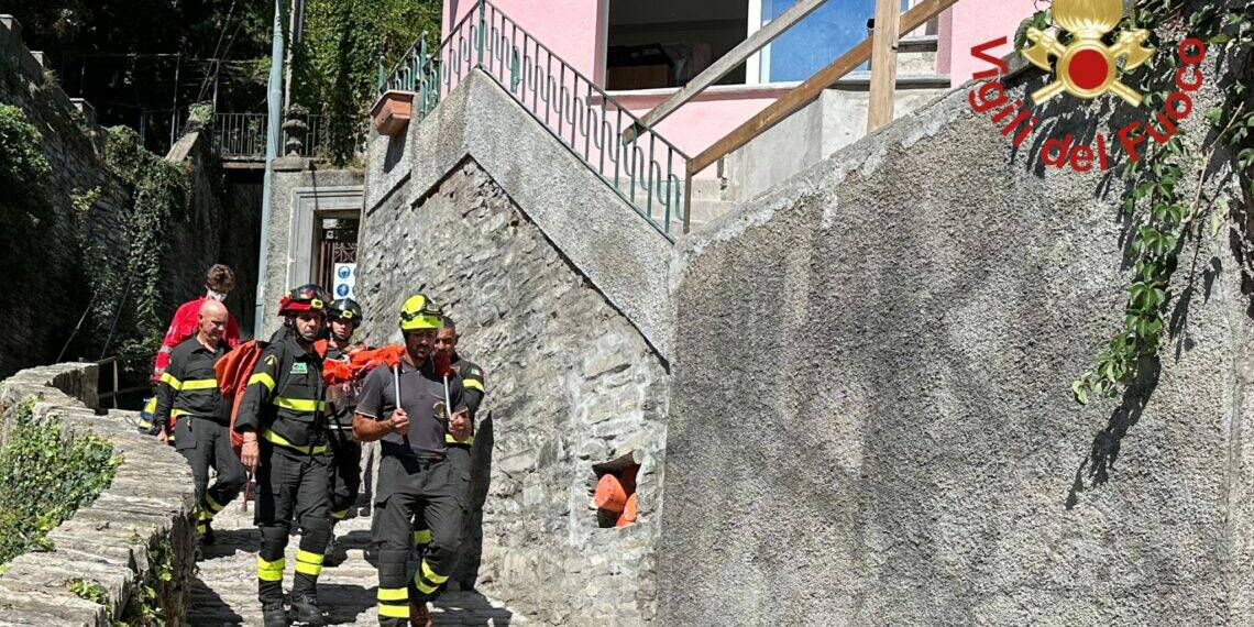 carate urio pensionata portata in barella lungo 200 gradini dai vigili del fuoco