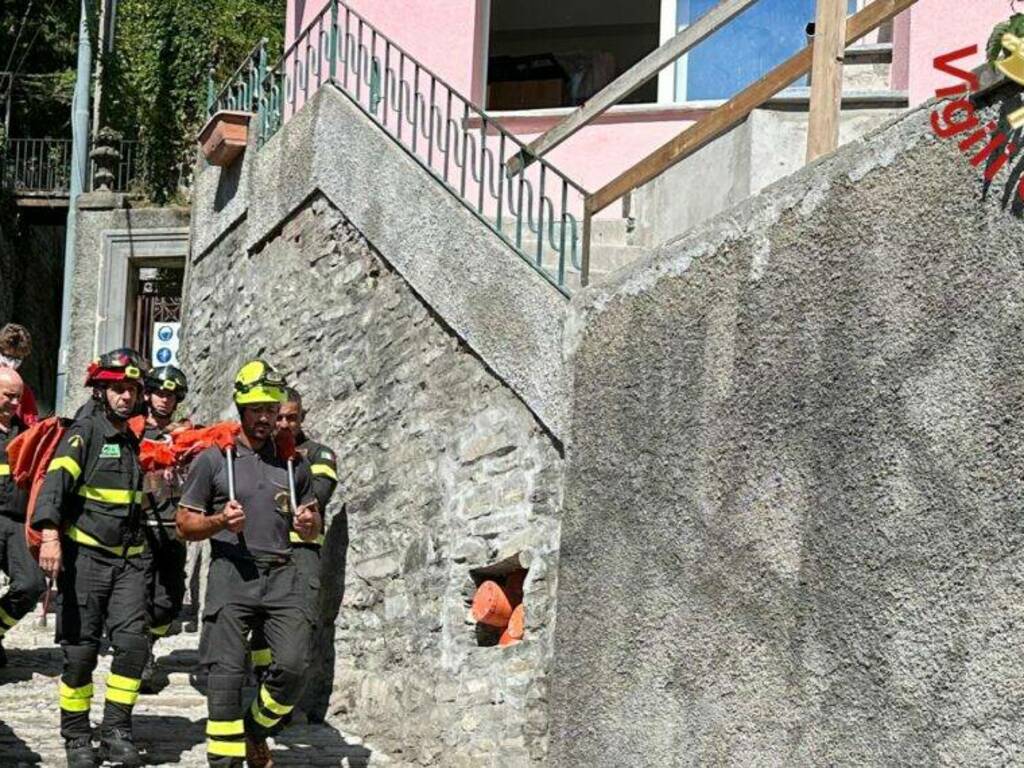 carate urio pensionata portata in barella lungo 200 gradini dai vigili del fuoco