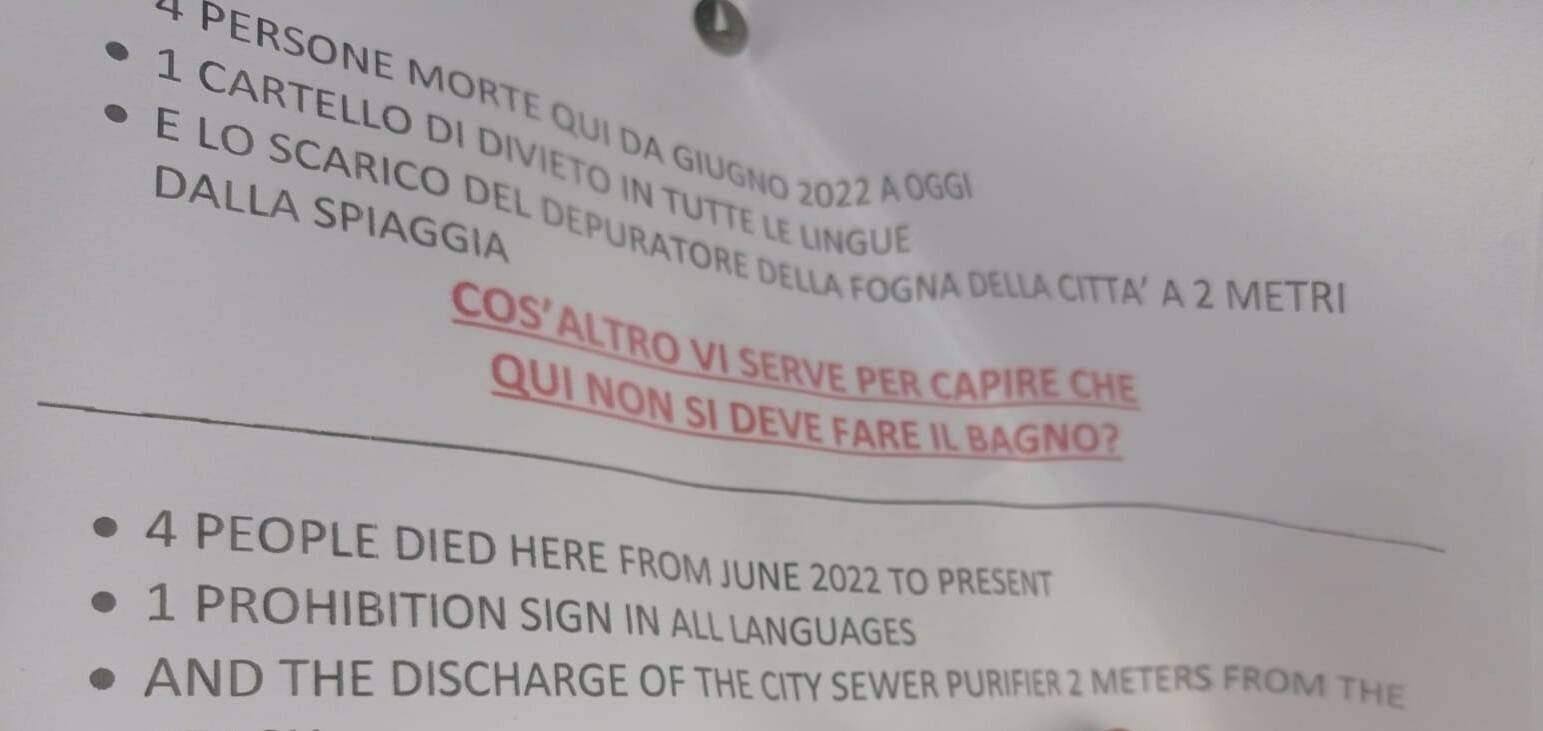 cartelli divieto fare bagno al tempio voltiano messi da cittadini itaiano ed inglese si rischio