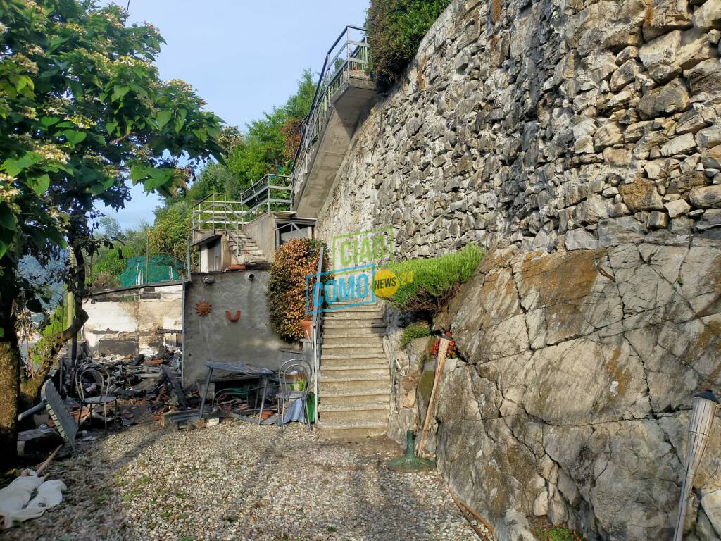 Colonno, casa devastata dall'incendio: tutto annerito, non si salva nulla