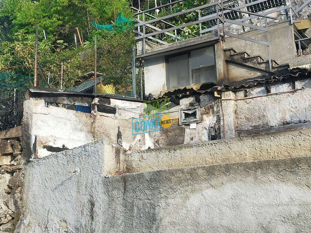 Colonno, casa devastata dall'incendio: tutto annerito, non si salva nulla